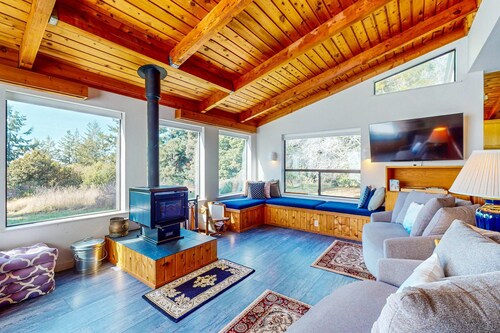 Forested retreat with private hot tub, dogs welcome