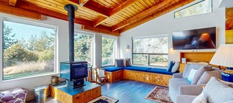 Forested retreat with private hot tub, dogs welcome