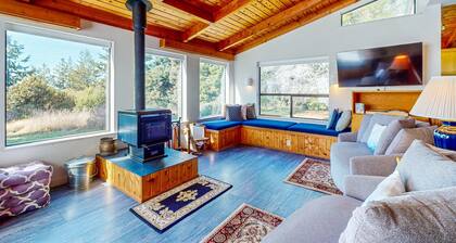 Forested retreat with private hot tub, dogs welcome