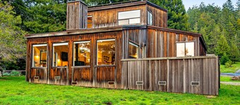 Forested retreat with private hot tub, dogs welcome