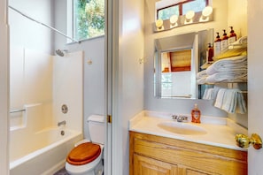 Shower, hair dryer, towels - Forested retreat with private hot tub, dogs welcome (Sea Ranch)