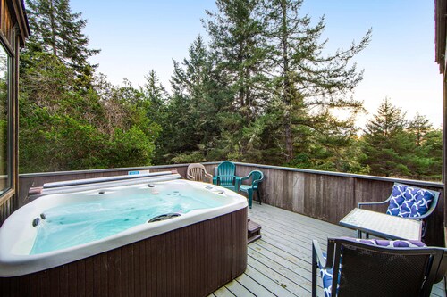 Forested retreat with private hot tub, dogs welcome
