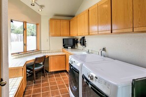 Fridge, microwave, oven, stovetop - Ocean-view Sea Ranch home near the Bluff Trail (Sea Ranch)