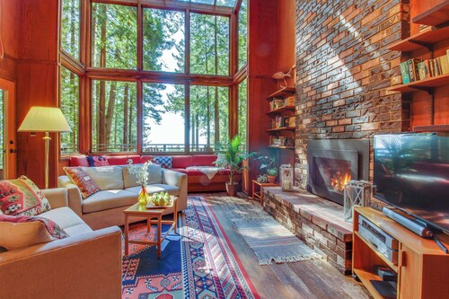 Forested cabin with private hot tub on the golf course