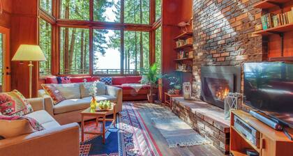 Forested cabin with private hot tub on the golf course