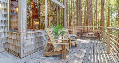 Forested cabin with private hot tub on the golf course