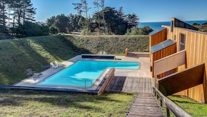 A swimming pool with a wooden deck and a view of the ocean. - Sea Ranch 2BR ocean-view home near the golf course & Bluff Trail (Sea Ranch)