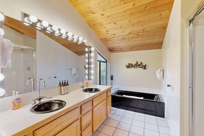Shower, hair dryer, towels - Ocean-view home near the golf course & Bluff Trail (Sea Ranch)