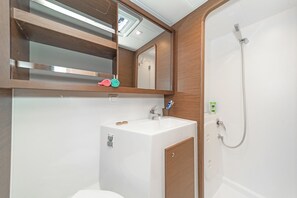 Shower - Sun-Kissed Sailing Adventure in Islas Sarónicas (Alimos)