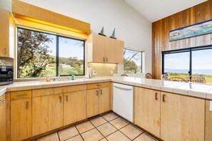 Fridge, microwave, oven, stovetop - William Brunner-designed home with private hot tub, dogs welcome (Sea Ranch)