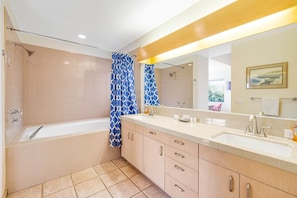 Shower, towels - William Brunner-designed home with private hot tub, dogs welcome (Sea Ranch)