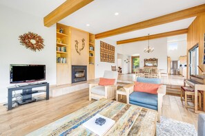 TV, fireplace, DVD player, offices - William Brunner-designed home with private hot tub, dogs welcome (Sea Ranch)