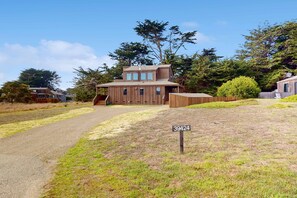 A two-story wooden house with a visible number sign '39424' in front. - Sea Ranch 4BR home with hot tub & ocean views near Shell Beach (Sea Ranch)
