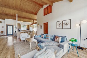 TV, fireplace, offices - Meadow home with private hot tub on the golf course, dogs welcome (Sea Ranch)
