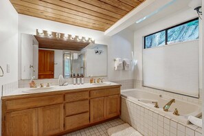 Shower, hair dryer, towels - Meadow home with private hot tub on the golf course, dogs welcome (Sea Ranch)