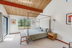 Desk, iron/ironing board, WiFi, bed sheets