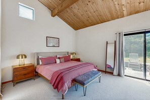 Desk, iron/ironing board, WiFi, bed sheets