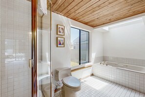 Shower, hair dryer, towels - Meadow home with private hot tub on the golf course, dogs welcome (Sea Ranch)