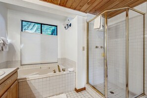 Shower, hair dryer, towels - Meadow home with private hot tub on the golf course, dogs welcome (Sea Ranch)
