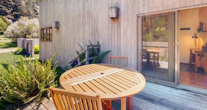 Sea Ranch 1BR hand-built cabin with fireplace — dogs welcome