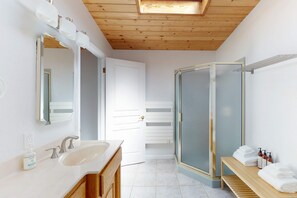 Shower, hair dryer, towels - Ocean-view blufftop home with courtyard on the meadow, dogs welcome (Sea Ranch)