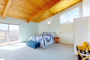 Desk, iron/ironing board, WiFi, bed sheets - Ocean-view blufftop home with courtyard on the meadow, dogs welcome (Sea Ranch)