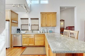 Fridge, microwave, oven, stovetop - Hillside home with private hot tub near the golf course, dogs welcome (Sea Ranch)
