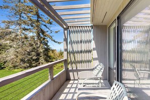 Terrace/patio - Hillside home with private hot tub near the golf course, dogs welcome (Sea Ranch)