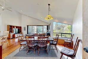 TV, DVD player, offices - Hillside home with private hot tub near the golf course, dogs welcome (Sea Ranch)