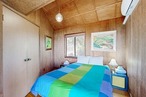 WiFi, bed sheets - Oceanfront home with fireplace near Black Point Beach, dogs welcome (Sea Ranch)