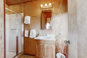 Douche, sèche-cheveux, serviettes fournies