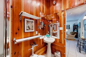 Shower, hair dryer, towels - Coastal house near trails, beaches, & dining with firepit - dog-friendly (Gualala)