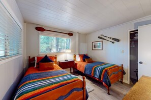 Een strijkplank/strijkijzer, wifi, beddengoed