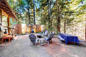 Outdoor dining - Coastal house near trails, beaches, & dining with firepit - dog-friendly (Gualala)