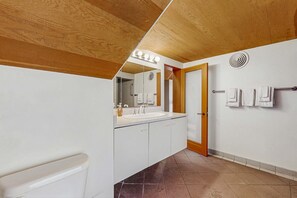 Shower, hair dryer, towels - Oceanfront estate with private hot tub & courtyard, dogs welcome (Sea Ranch)