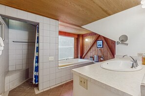 Shower, hair dryer, towels - Oceanfront estate with private hot tub & courtyard, dogs welcome (Sea Ranch)