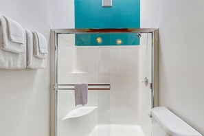 Shower, hair dryer, towels - Oceanfront estate with private hot tub & courtyard, dogs welcome (Sea Ranch)