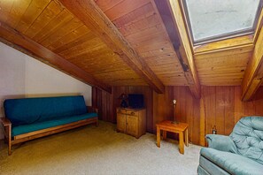 TV, fireplace, DVD player - Sea Ranch home with private hot tub near beach & playground (Sea Ranch)