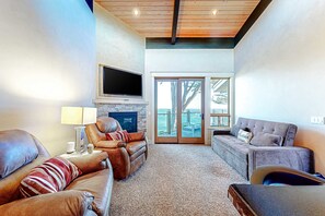TV, fireplace, offices - Blufftop home with hot tub & forever oceanfront views & private cottage (Gualala)