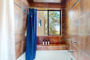 Shower, hair dryer, towels - Ocean-view lodge with private hot tub among coastal pines (Sea Ranch)