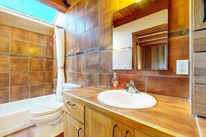 Shower, hair dryer, towels - Ocean-view lodge with private hot tub among coastal pines (Sea Ranch)