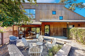 Terrace/patio - Ocean-view lodge with private hot tub among coastal pines (Sea Ranch)