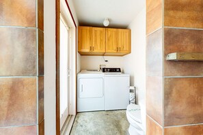 Shower, hair dryer, towels - Ocean-view lodge with private hot tub among coastal pines (Sea Ranch)
