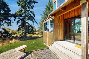 Terrace/patio - Ocean-view lodge with private hot tub among coastal pines (Sea Ranch)