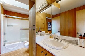 Shower, towels - Newly remodeled oceanfront home with hot tub near Walk On Beach (Sea Ranch)