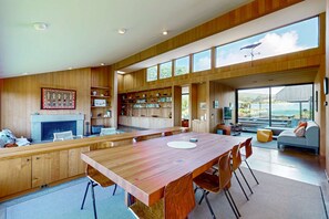 Dining - Newly remodeled oceanfront home with hot tub near Walk On Beach (Sea Ranch)