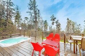 Terrace/patio - Sea Ranch Binker Barn with hot tub, spa shower & ocean views (Sea Ranch)