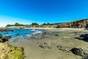 A beach with rocky terrain and clear blue water. - Sea Ranch Binker Barn with hot tub, spa shower & ocean views (Sea Ranch)