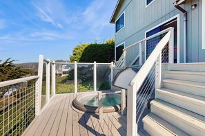 Terrace/patio - Oceanfront home with fireplace & private hot tub - close to town (Gualala)