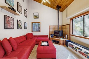 TV, fireplace, offices - Forested home with fireplace & ev charger near Anchor Bay, dogs welcome (Gualala)
